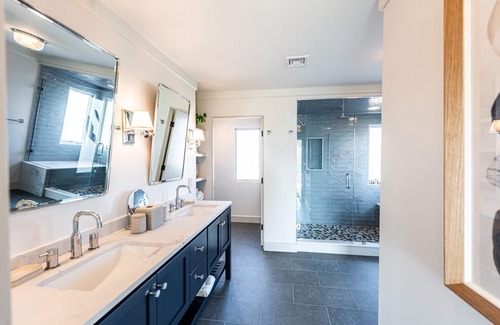 Katama Casa | Stunning 5 BR Contemporary Beach Home. Heated Pool & tennis/pickle ball court.
