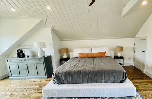 Katama Casa | Stunning 5 BR Contemporary Beach Home. Heated Pool & tennis/pickle ball court.