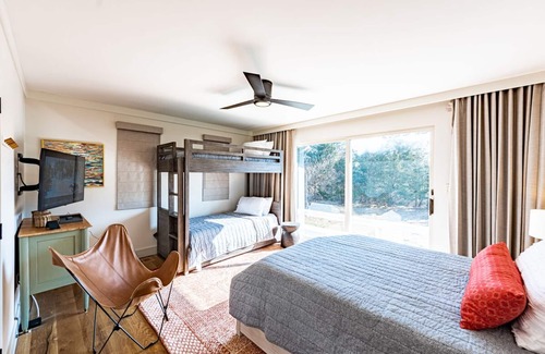 Katama Casa | Stunning 5 BR Contemporary Beach Home. Heated Pool & tennis/pickle ball court.