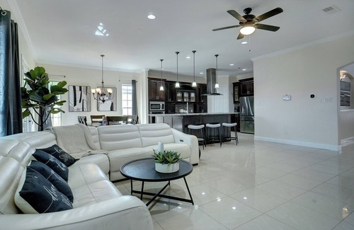 Irving Casa | Stunning 5br 4ba with game room near DFW and LOVE Field