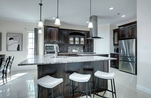 Irving Casa | Stunning 5br 4ba with game room near DFW and LOVE Field