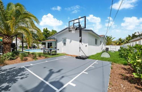 West Perrine Casa | Stunning 5BR Heated Pool, Beach Access & Games L06
