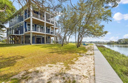Long Beach Casa | Stunning 5Br Retreat Tucked on the Davis Canal on Oak Island - Sleeps 14!
