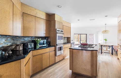 Hampton Bays Casa | Stunning 6,000 sq ft home on 1.28 private acres in Hamptons Bays, with pool.