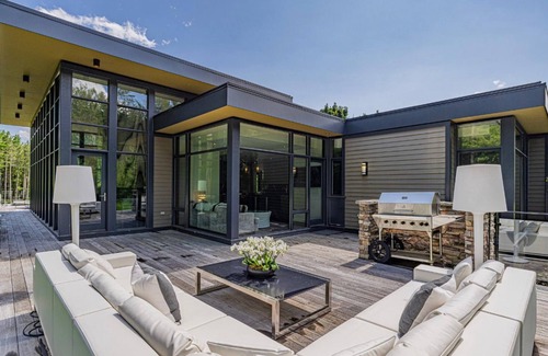 Caledon Casa | Stunning 6 bed 5 bath estate on 65 acres with Pool, Hot Tub and Tennis Court!