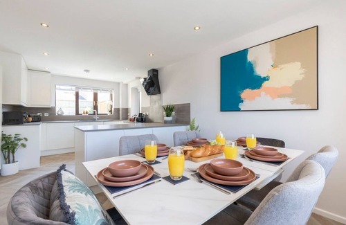 Cheltenham Casa | Unique 6 Bed 3 Bath Detached Home in Cheltenham