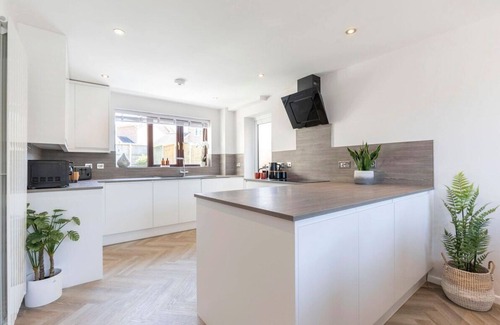 Cheltenham Casa | Unique 6 Bed 3 Bath Detached Home in Cheltenham