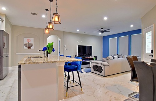 Southside Casa | Stunning 6 Bedroom Near Downtown with Tons of Games, Pickleball, Sleeps 19