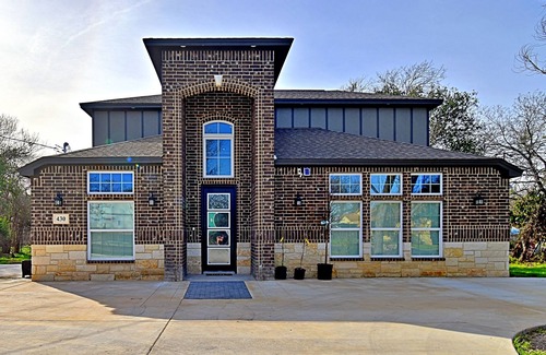 Southside Casa | Stunning 6 Bedroom Near Downtown with Tons of Games, Pickleball, Sleeps 19