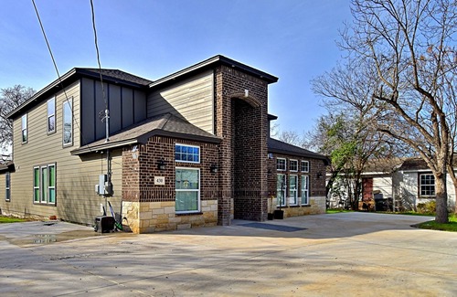 Southside Casa | Stunning 6 Bedroom Near Downtown with Tons of Games, Pickleball, Sleeps 19