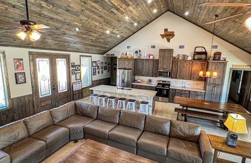 Sabinal Casa | Stunning 6 Bedroom vacation home with pool & hot tub 5 minutes from Frio River!