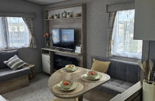 Pakefield Casa | Stunning 6 berth caravan near to the beach at Pakefield ref 68115CR