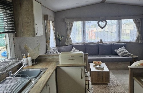 Pakefield Casa | Stunning 6 berth caravan near to the beach at Pakefield ref 68115CR