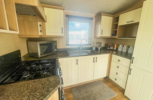 Scratby Casa | Stunning 6 berth caravan for hire in Norfolk, close to the beach, ref 19129S