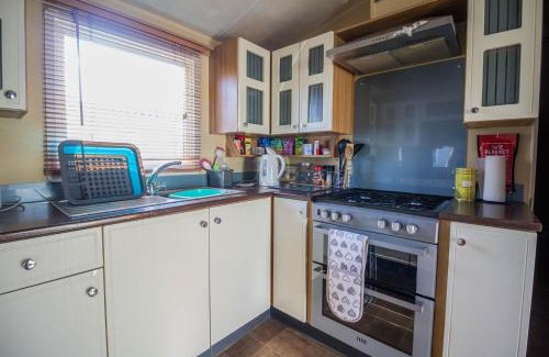 Felixstowe Otro | Stunning 6 Berth Caravan At Suffolk Sands Holiday Park Ref 45031G
