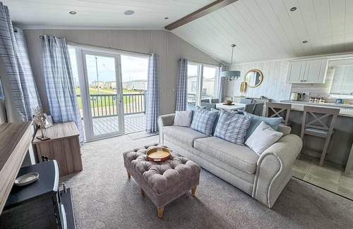 Hopton Cabina | Stunning 6 berth lodge with Wi-Fi at Broadland Sands in Suffolk ref 20136BS