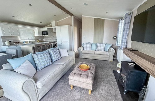 Hopton Cabina | Stunning 6 berth lodge with Wi-Fi at Broadland Sands in Suffolk ref 20136BS