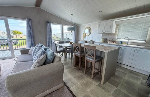 Hopton Cabina | Stunning 6 berth lodge with Wi-Fi at Broadland Sands in Suffolk ref 20136BS