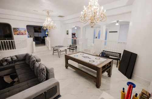 Southside Casa | Stunning 6BR Victorian Sleeps 25