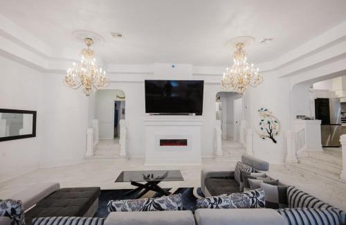 Southside Casa | Stunning 6BR Victorian Sleeps 25