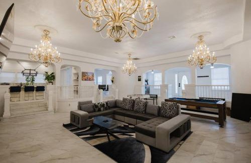Southside Casa | Stunning 6BR Victorian Sleeps 25
