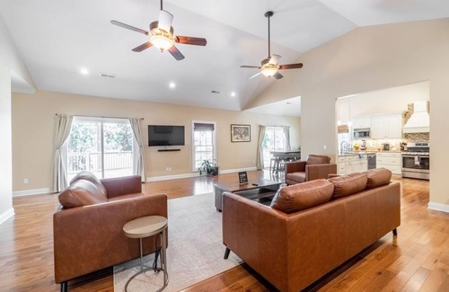 Cadiz Casa | Stunning 7 Bedroom Lake Barkley Home/Hot Tub/Private Dock