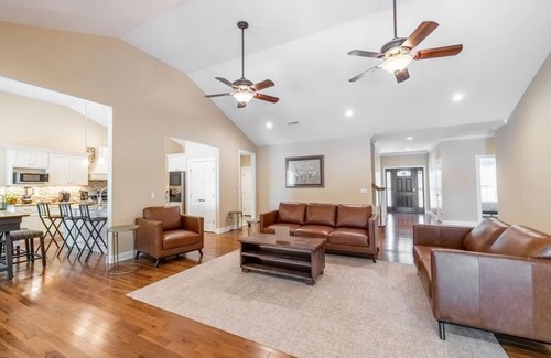 Cadiz Casa | Stunning 7 Bedroom Lake Barkley Home/Hot Tub/Private Dock