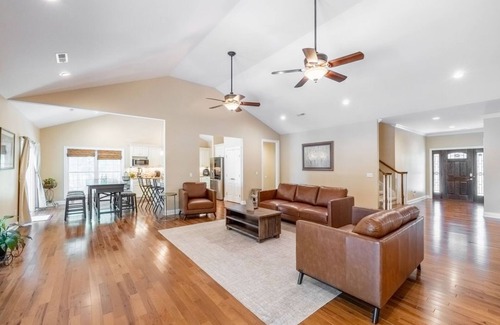 Cadiz Casa | Stunning 7 Bedroom Lake Barkley Home/Hot Tub/Private Dock