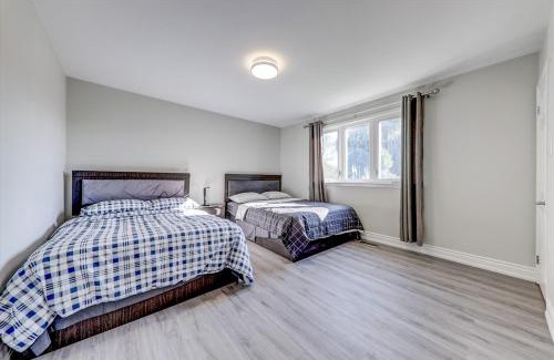 Dean Park Casa | Stunning 7 Br RougeView Home with 2 Kitchens, 5 Bathrooms, Amazing Backyard & 8-Car Parking