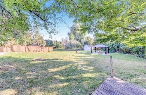 Dean Park Casa | Stunning 7 Br RougeView Home with 2 Kitchens, 5 Bathrooms, Amazing Backyard & 8-Car Parking