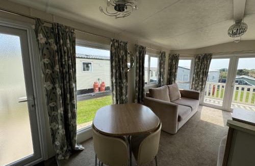 Winestead Alquiler De Eote | Stunning 8 Berth Caravan With Decking And Unlimited Wi-Fi, Ref 71012P