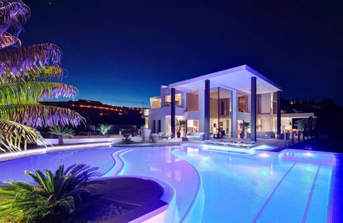 Nueva Milla de Oro Villa | Stunning 9 bedroom villa with sea views