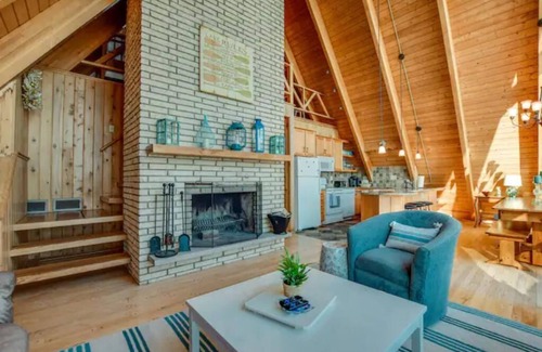 Poynette Cabaña | Stunning A-frame on Lake WI