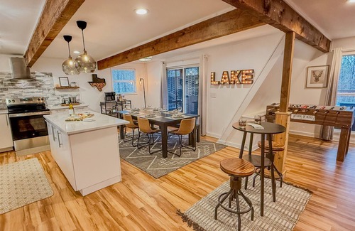 Pottsboro Cabina | Stunning A-Frame: Walk to Lake, LIVE TV, hot tub