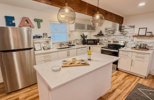 Pottsboro Cabina | Stunning A-Frame: Walk to Lake, LIVE TV, hot tub