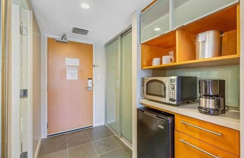 Ala Moana Casa | Stunning Ala Moana Studio Mtn View Balcony 2029
