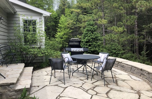 Fish Creek Cabaña | Stunning and Spectacular Cottage Nestled Amongst Lush Woods!