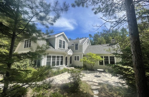 Fish Creek Cabaña | Stunning and Spectacular Cottage Nestled Amongst Lush Woods!