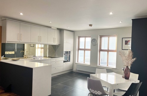 Coleraine Apartamento | Stunning Apartment 5 bed 2 bath North Coast NI