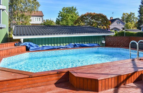 Finspang Apartamento | Amazing apartment in Finspng with WiFi, Outdoor swimming pool and Heated swimming pool