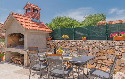 Drnis Apartamento | Stunning Apartment In Karalic With Wifi