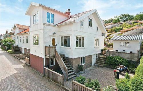Kungshamn Apartamento | Stunning Apartment In Kungshamn