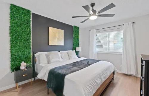 West Campus Apartamento | Stunning Area, King Suite, Balcony, Free Parking, 2 mins to UT