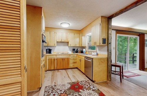Waynesville Casa | Stunning away from it all mountain view home with large relaxing deck