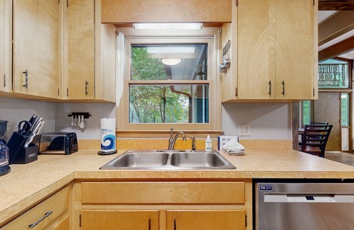 Waynesville Casa | Stunning away from it all mountain view home with large relaxing deck