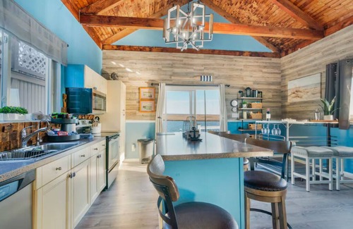 Seaford Alquiler De Eote | Stunning Bay Views and Romantic A-Frame Houseboat in Jones Beach, Seaford, NY