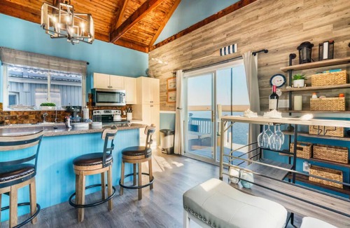 Seaford Alquiler De Eote | Stunning Bay Views and Romantic A-Frame Houseboat in Jones Beach, Seaford, NY