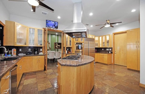 Clear Lake Shores Casa | Stunning Bayfront Estate w/ Heated Pools, Private Pier & Walk to Kemah Boardwalk