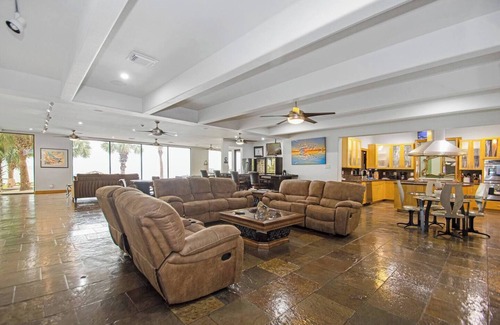 Clear Lake Shores Casa | Stunning Bayfront Estate w/ Heated Pools, Private Pier & Walk to Kemah Boardwalk