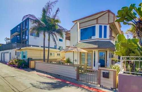South Mission Beach Casa | Stunning beach home located between bay and beach with Ocean View Patio
